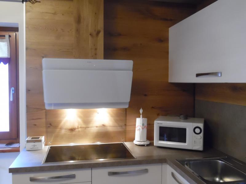 Cappa Cocktail di Faber su parete in rovere spazzolato